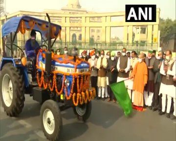 लखनऊ: उत्तर प्रदेश मुख्यमंत्री योगी आदित्यनाथ ने किसान दिवस पर किसानों को ट्रैक्टर वितरित किया।