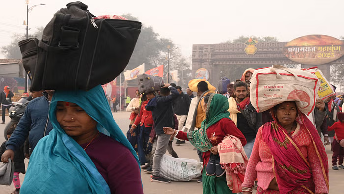 कोहरा-कंपकंपी पीछे छूटी, आगे आस्था का जन ज्वार, संगम पर पहुंचे लाखों श्रद्धालु