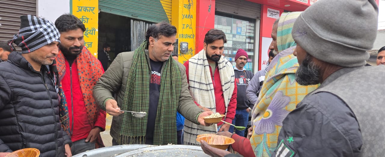 सपा विधायक हाजी मोहम्मद फहीम इरफान ने मकर संक्रांति पर बांटी खिचड़ी