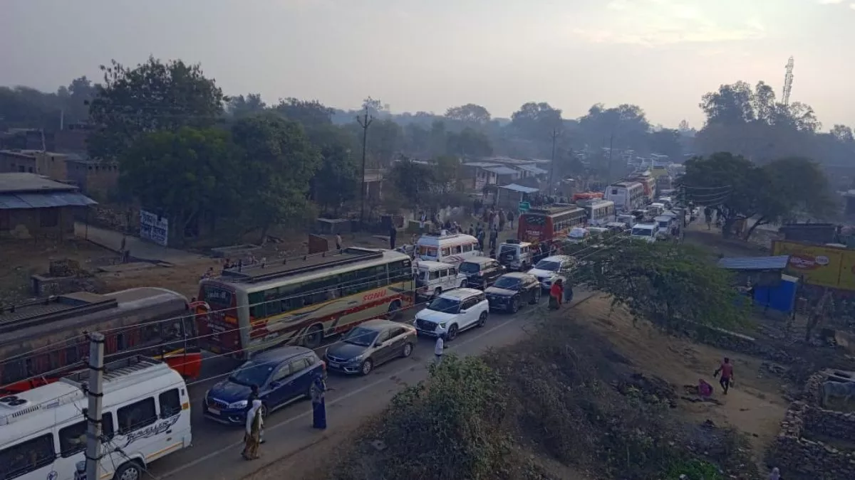 चित्रकूट में बरगढ़ से लेकर भरतकूप तक लगा जाम, फंसे 30 हजार से अधिक वाहन