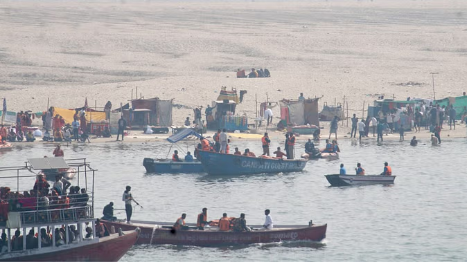 वाराणसी में मानमंदिर घाट के सामने गंगा में टकराईं दो नाव, मची- अफरा तफरी; सभी यात्री सुरक्षित