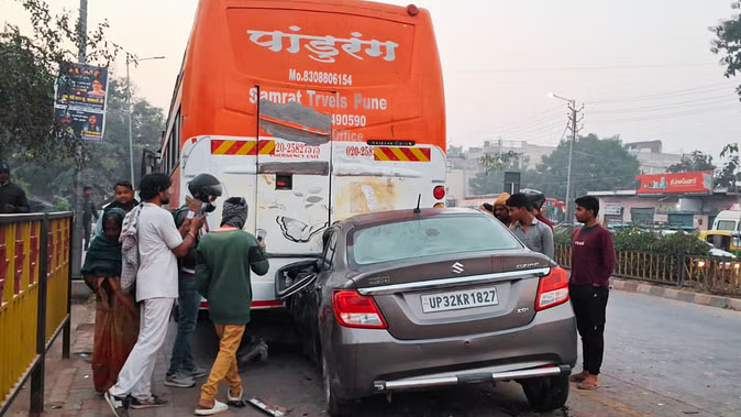 वाराणसी  : श्रद्धालुओं से भरी बस में कार ने मारी टक्कर, युवक की मौत; तीन लोग घायल