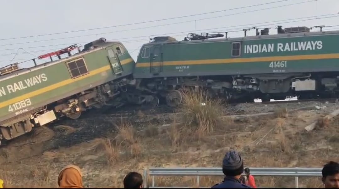 दो मालगाड़ी ट्रेनों की भिड़ंत, पटरी से उतरे इंजन; DFC की अपलाइन हावड़ा-दिल्ली रूट ठप