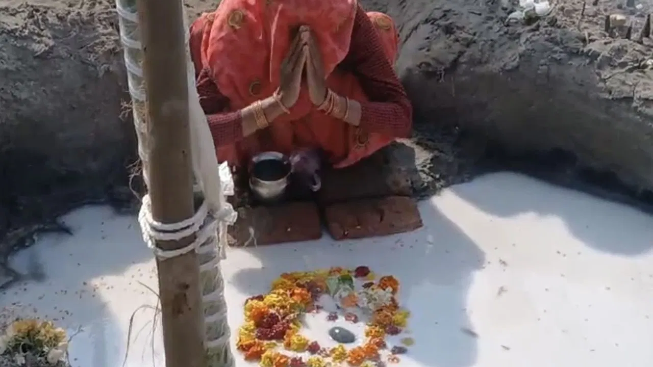 संभल: नदी के पास निकला पत्थर, लोगों ने माना चमत्कार, पूजा-पाठ करने को उमड़ी भीड़