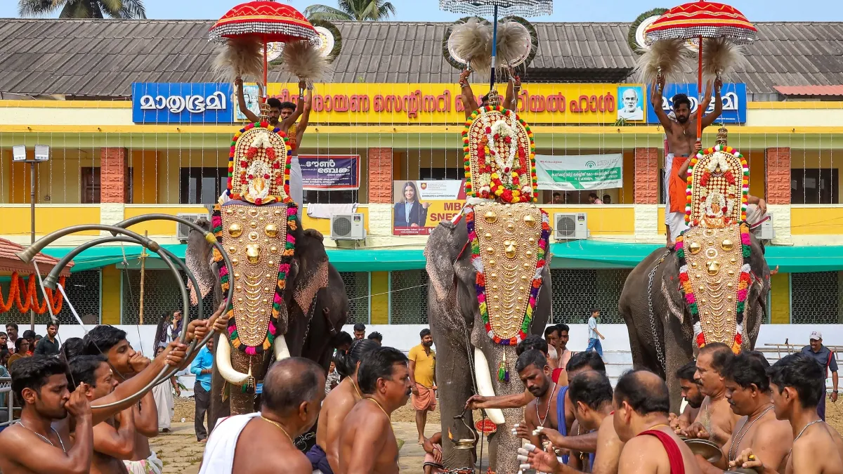 केरल: मंदिर में वार्षिक उत्सव के बीच हाथी का उत्पात, महावत को कुचलकर मार डाला, दुकानें-वाहन भी तोड़े