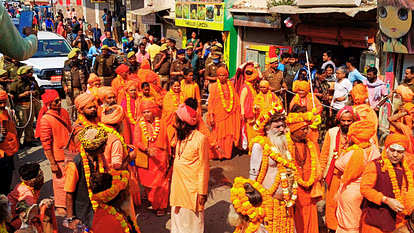 नागा साधुओं की पेशवाई : भगवामय हुईं काशी की सड़कें, बाबाओं ने लहराया भाला निशान; आराध्यदेव के लगे जयकारे