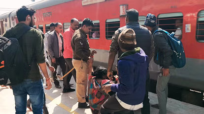 भदोही : महिला को मौत के मुंह से खींच लाया RPF जवान, मां को गिरता देख चलती ट्रेन से कूद पड़े बच्चे