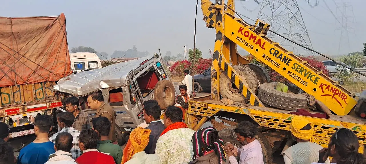 वाराणसी में हाईवे पर ट्रक से भिड़ी कार, पांच लोगों की मौत; वाहन में बुरी तरह फंसे थे शव