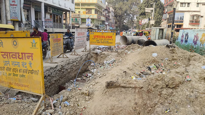 वाराणसी। लापरवाही... शिव मंदिर जाने वाली ज्यादातर सड़कें खराब, कहीं गड्ढे तो कहीं खोदाई