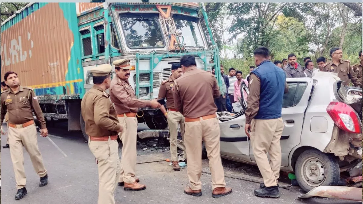 महोबा में कानपुर-सागर हाईवे पर भीषण हादसा, ट्रक की टक्कर से कार सवार महिला सहित चार की मौत