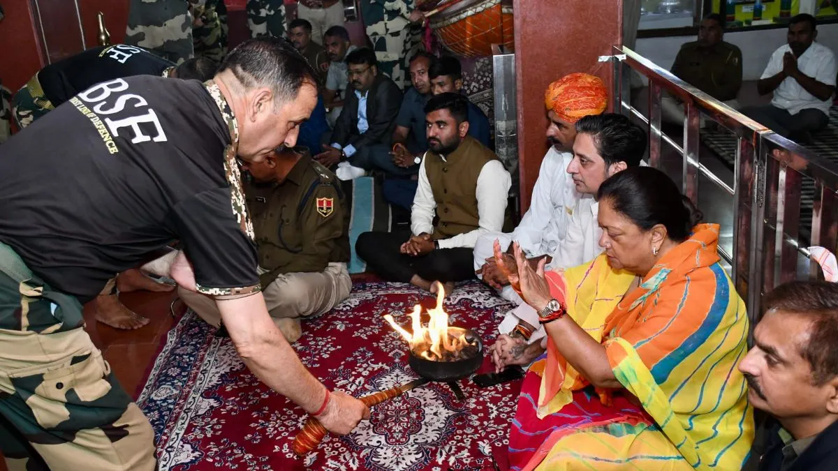 वसुन्धरा राजे ने तनोट माता मंदिर में करवाया शत्रु विनाशक यज्ञ, बीएसएफ जवानों के साथ मनाया जन्मदिन