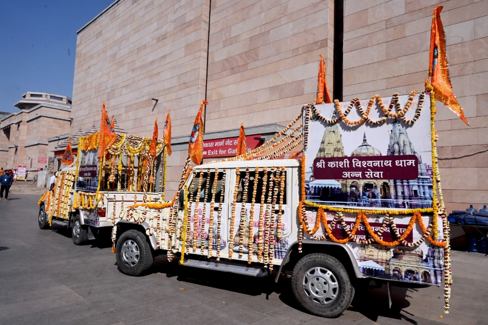 बाबा विश्वनाथ ने मथुरा भेजी कान्हा को भेंट, भस्म-अबीर-गुलाल के साथ वस्त्र