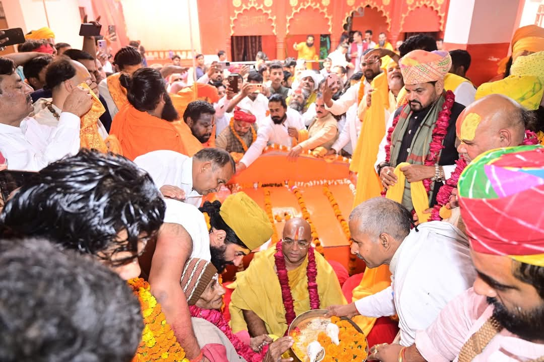 अमौलीधाम मन्दिर का संतों द्वारा कंठी चद्दर देकर श्री महंत बनाए गए अजीतदास महराज