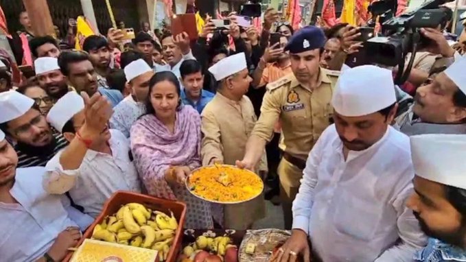 संभल में जामा मस्जिद वाले रास्ते से गुजरा रंगभरी एकादशी का जुलूस, सीओ अनुज चौधरी और एसडीएम वंदना मिश्रा ने की पूजा-अर्चना