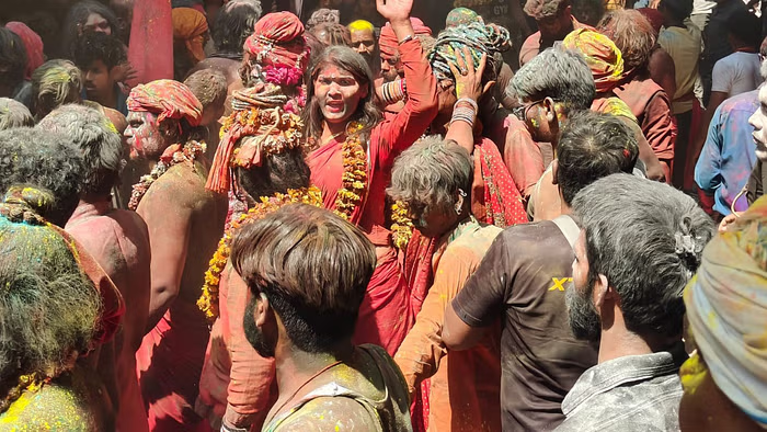 भूत-प्रेत संग झूमे, धधकती चिताओं के बीच खेली भस्म से होली, मणिकर्णिका घाट पर दिखा अनोखा नजारा