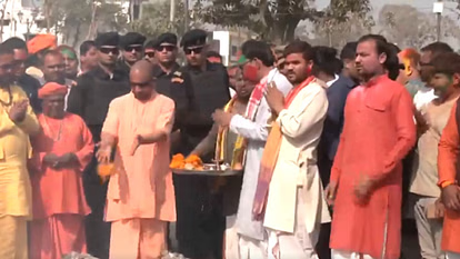 सीएम ने की गोरखनाथ मंदिर में पूजा-अर्चना कर खेली होली, बछड़ों-गायों को लगाया गुलाल; बत्तखों को दाना डाला