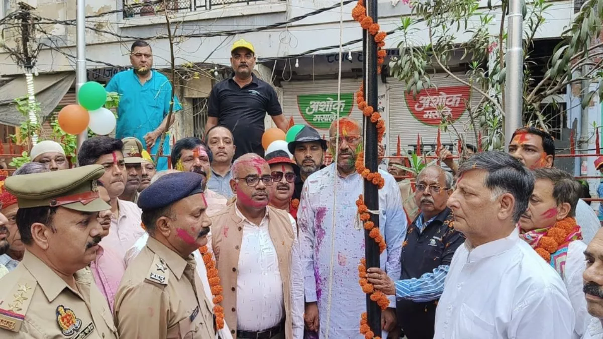 कानपुर में गंगा मेला की धूम, डीएम ने तिरंगा झंडा फहराकर की शुरूआत; रंगों में सराबोर हुए लोग