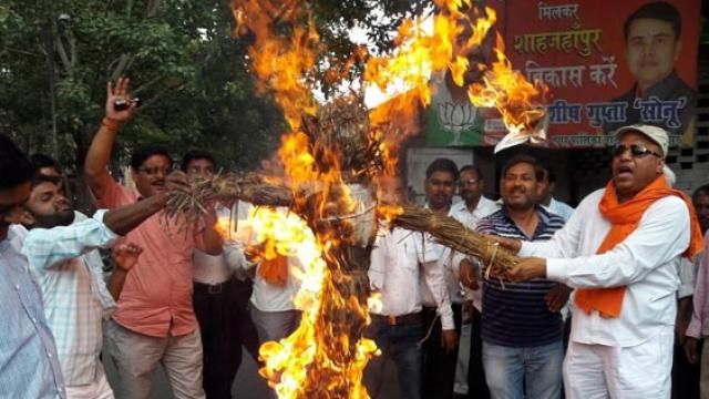 VHP नेता का ऐलान, आजम की जुबान काटने पर मिलेगा 50 लाख का इनाम