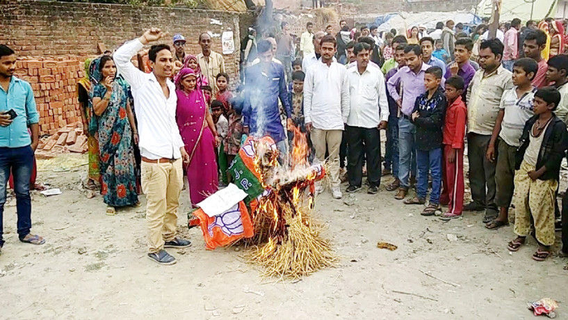 भाजपाइयों ने फूंका अपनी ही पार्टी का पुतला