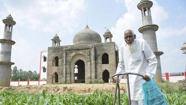 एक शाहजहां ऐसा भी... पेंशन के पैसे से पत्नी की याद में बनवा रहे ताज महल