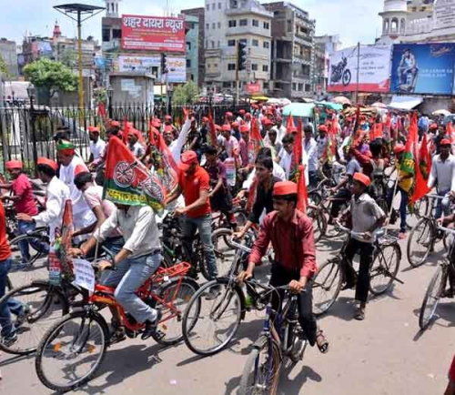 साइकिल ट्रैक तोड़ने के विरोध में सपा की रैली