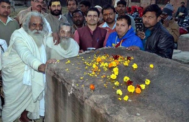 अयोध्या में भव्य राम मंदिर बनने पर मुसलमान मजार पर चढ़ाएंगे सोने की चादर