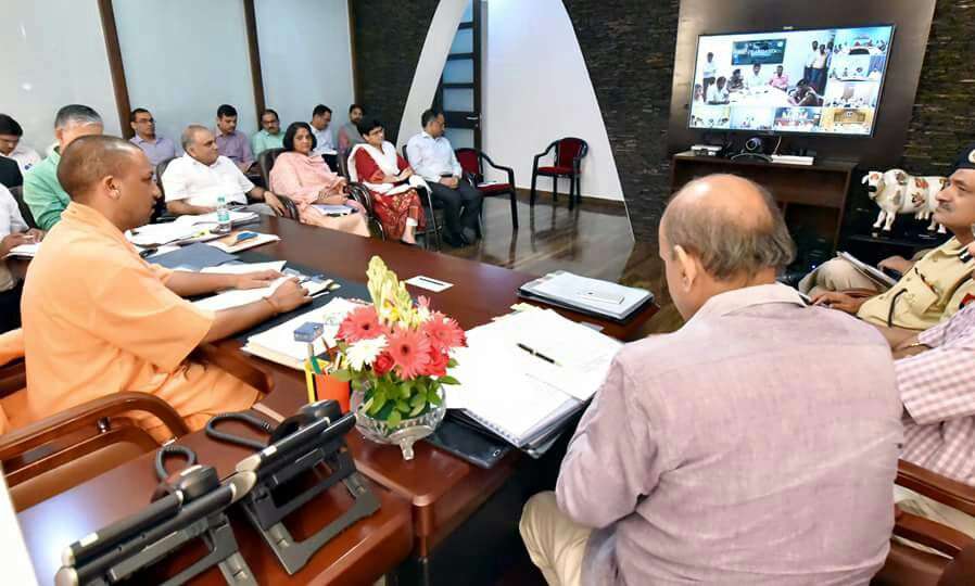 मुख्यमंत्री की वीडियो कांफ्रेंसिग : डी आई जी कानपुर सहित कई अफसरों को फटकारा