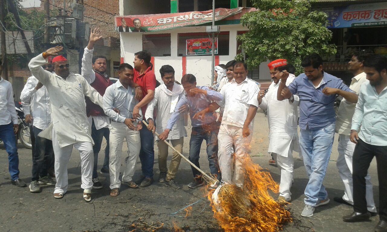 सपा कार्यकर्ताओं ने उप मुख्यमंत्री दिनेश शर्मा का पुतला फूंका