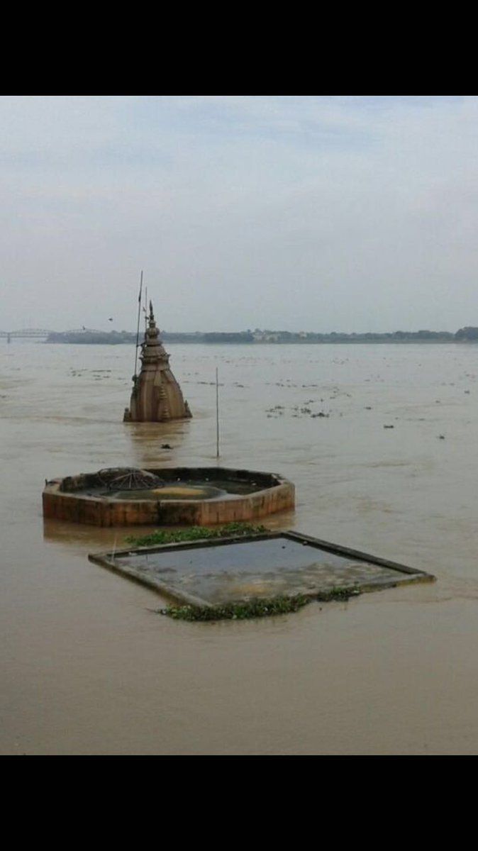 बनारस मे‌ गंगा का जलस्तर‌‌‌ वार्निंग लेबल से दो मीटर से कम नीचे है। घाट पर कई मन्दिर जलमग्न हो‌ गये‌ है